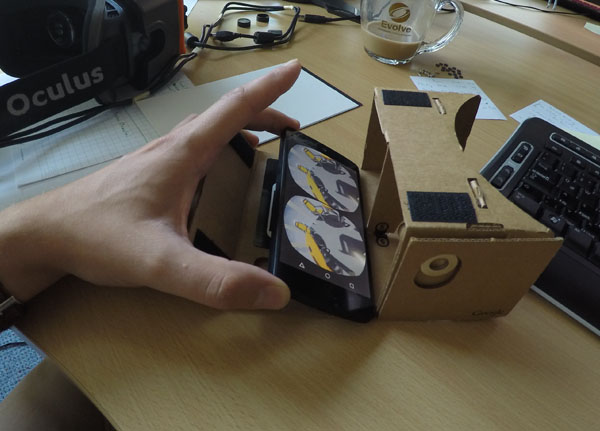Unreal4Cardboard : Insert the smartphone into the cardboard